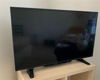 Insignia 39in 1080P LED SMART TV E39G4QNKDWBGNNX 22x35x4in