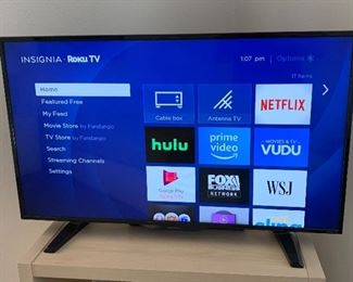 Insignia 39in 1080P LED SMART TV E39G4QNKDWBGNNX 22x35x4in