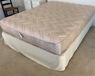 Queen Bed Mattress/Box Spring 23x62x80in