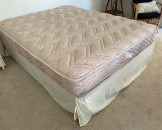 Queen Bed Mattress/Box Spring 23x62x80in
