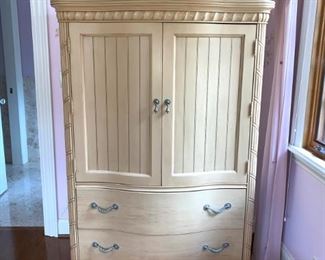 Broyhill Queen/King bedroom set...tall dresser