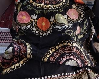 Beautiful fabric woven and colors so vibrant!!!