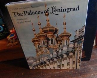 Lots of art and collectors books. Mostly Russian.