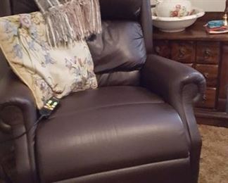 Like new lift chair