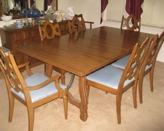 Dining table with one leaf and 6 chairs
