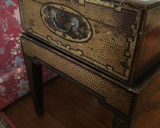 Tea Caddy, Chinese export for the British market, 1860 - 1880 with pewter tins, on stand