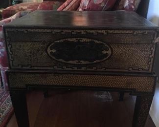 Tea Caddy, Chinese export for the British market, 1860 - 1880 with pewter tins, on stand Tea Chest on stand with 4 fitted canisters