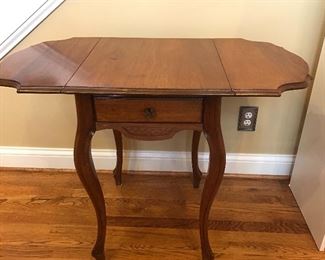 Drop leaf table with metal hinges