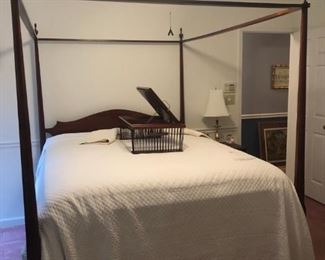 Mahogany, Queen, Henkel Harris, Tongue and Groove, Four Poster Bed, Immaculate Condition