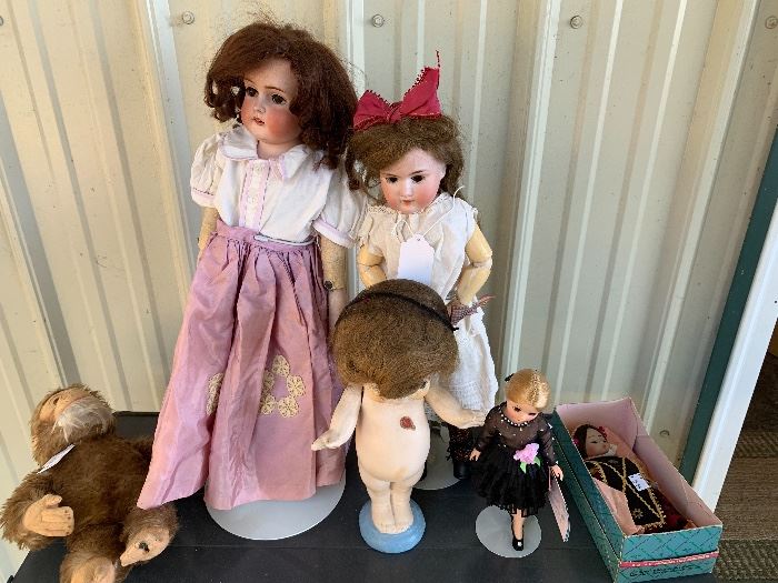 Antique dolls, yes/no monkey, Madames 