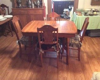 Very nice oak table and chairs