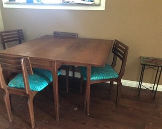 Vintage Drexel  table w/four chairs. Three leaves. Mid century