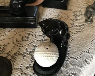 Cat with yarn salt & pepper