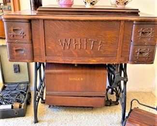 Singer Sewing Machine w/Cabinet