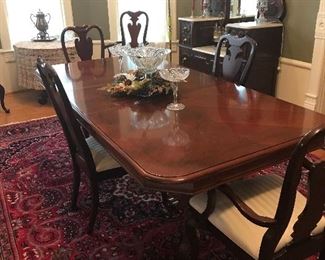 Beautiful Solid Cherry Thomasville Traditional Dining table and chairs in excellent condition!