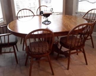 Beautiful, well taken care of oak kitchen table with 6 chairs.