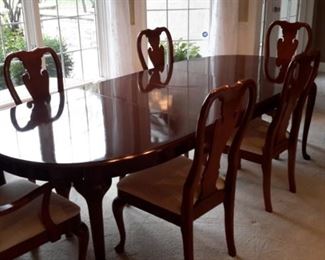 Thomasville dining room table with 2 leaves, 4 chairs and two captain's chairs.