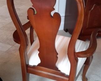 Thomasville dining room table with 2 leaves, 4 chairs and two captain's chairs.