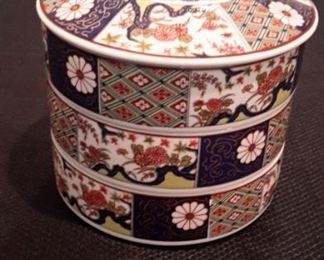 Imari Empress stacked bowls with lid, in excellent condition!