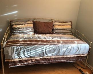 Day bed / Trundle bed.
Lower frame for trundle not shown but it is included.
Mattress, Bedding cover included.
$260.