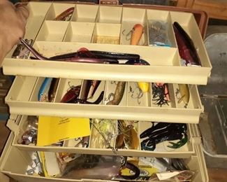 Fishing tackle box 