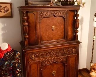 Exquisitely carved Bernhardt antique hutch