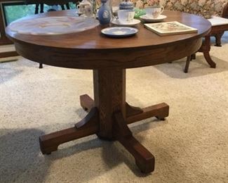 Craftsman pedestal table with three leaves