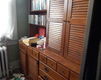 Ethan Allan !  Americana styled bedroom dressers with hutch.  Solid wood craftsmanship from another time.