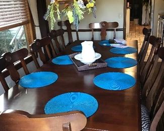 Beautiful dining room table and chairs 