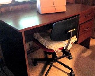 APT059 Vintage Wood Desk & Chair