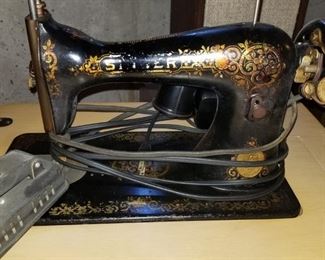 Singer Sewing machine, W/ Case 