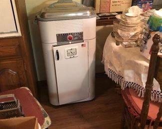 Art Deco Westinghouse Roaster w timer, cord intact, glass pan, appears to be in working condition!!