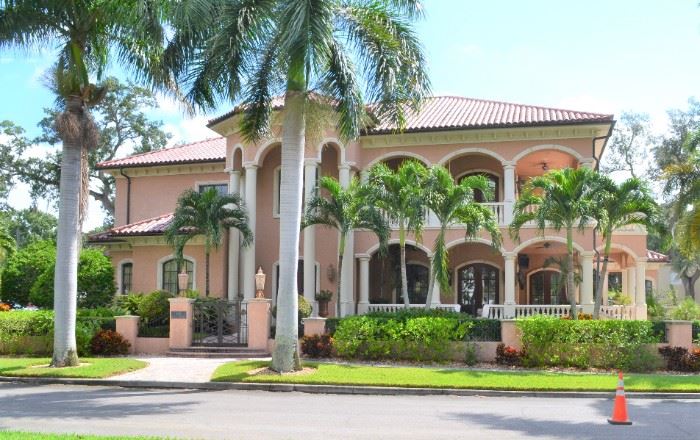 LOVELY  HOME WITH EQUALLY LOVELY CONTENTS