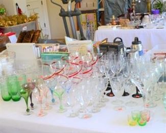VARIETY OF GLASSES AND DECANTERS