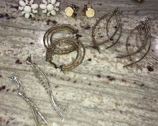 Lots of great jewelry items