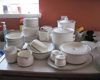 Pfaltzgraff Dish Set