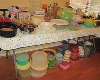 Misc Kitchen Items, Tupperware, Bakeware, Bowl Sets, Pirchers, Cookie Jars & Cutters