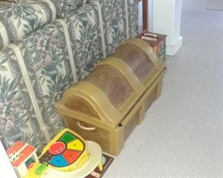 Treasure chest for toys