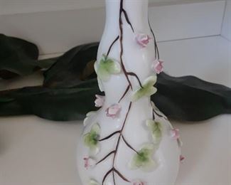 Porcelain gourd vase with applied flowers