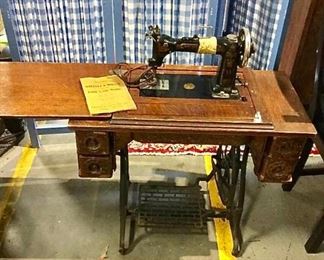 Singer Sewing Machine w/cabinet https://ctbids.com/#!/description/share/257288