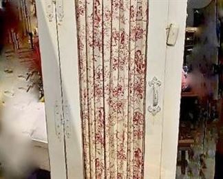 Antique White Vanity Cabinet with Toille Accents https://ctbids.com/#!/description/share/257258