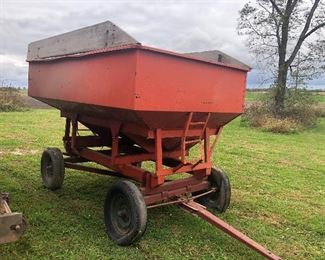 Gravity flow wagon