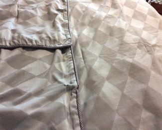 Grey Queen Size Duvet Cover with 2 matching pillowcases https://ctbids.com/#!/description/share/254306