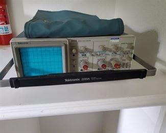 TEKTRONIX 2213A  OSCILLOSCOPE