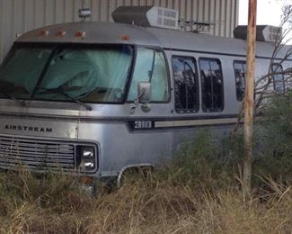 FRONT OF AIRSTREAM  (ROUGH & NEEDS COMPLETE OVERHAUL) .... TAKING BEST OFFER by APPOINTMENT ONLY