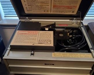 VINTAGE ARGUS SLIDE PROJECTOR