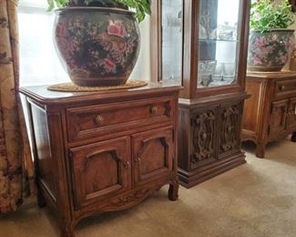 PAIR DREXEL COUNTRY FRENCH STYLE LAMP TABLES with MATCHING ORIENTAL FISHBOWL JARDINIERES