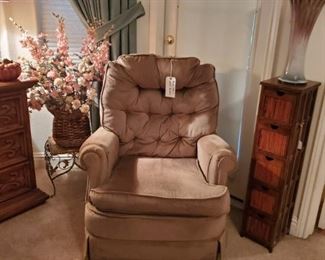 NICE MEDIUM SIZE UPHOLSTERED SWIVEL ROCKER