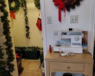 WORKING SINGER SEWING MACHINE & MORE CHRISTMAS ITEMS