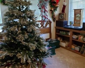 LIGHTED FIBER OPTIC CHRISTMAS TREE, WREATHS, GARLAND, LIGHTS, ORNAMENTS & MORE